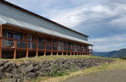 Roseburg Apartamento | Soothing coyote-themed apartment with fitness room in Winston