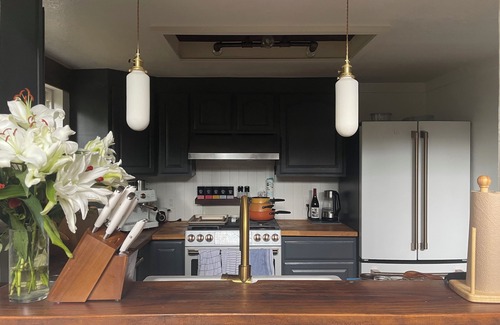 Forestland Cabina | Soothing modern Oakland Hills treehouse with deck