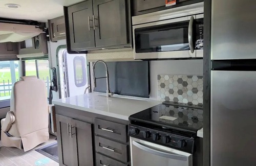 Norvelt Casa | Soothing RV with AC in charming Mount Pleasant/ 2021 Georgetown 5 Series 31L5