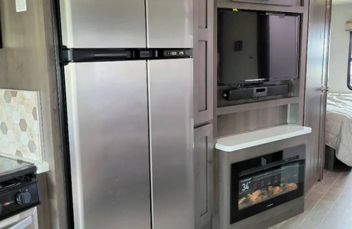 Norvelt Casa | Soothing RV with AC in charming Mount Pleasant/ 2021 Georgetown 5 Series 31L5