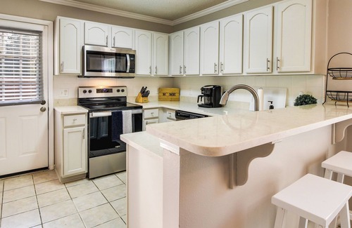 Savannah Casa | Soothing Savannah Townhome with Patio!
