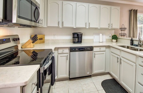 Savannah Casa | Soothing Savannah Townhome with Patio!