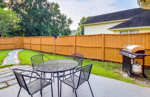 Savannah Casa | Soothing Savannah Townhome with Patio!