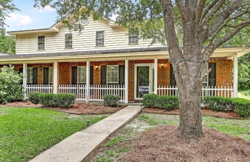 Savannah Casa | Soothing Savannah Townhome with Patio!