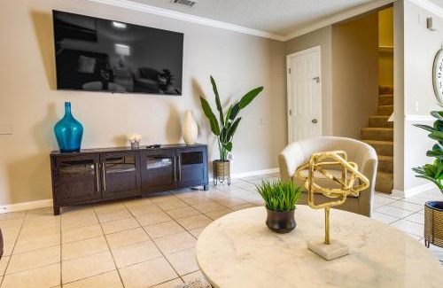 Savannah Casa | Soothing Savannah Townhome with Patio!