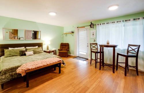 Smith River Apartamento | Soothing Studio with Lush Views 2 Mi to Beach!