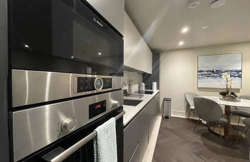 Chigwell Apartamento | Sophisticated 1BR, 1BA Chigwell Designer Flat