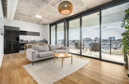 Tel Aviv Apartamento | Sophisticated 1BR 56 Sqm with Balcony and free parking