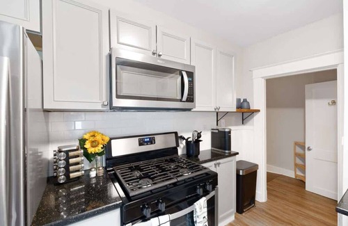 Midtown Apartamento | Sophisticated 2 Bedroom w/ Queen Beds, "Location!"