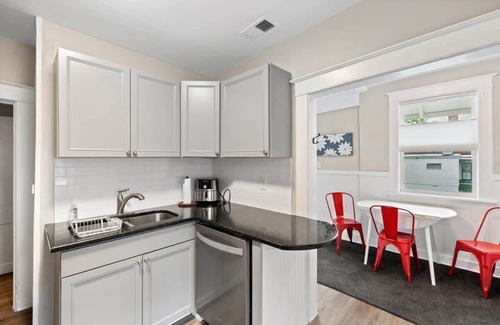 Midtown Apartamento | Sophisticated 2 Bedroom w/ Queen Beds, "Location!"