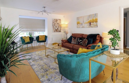 Newport Pagnell Casa | Sophisticated 5-Bedroom House