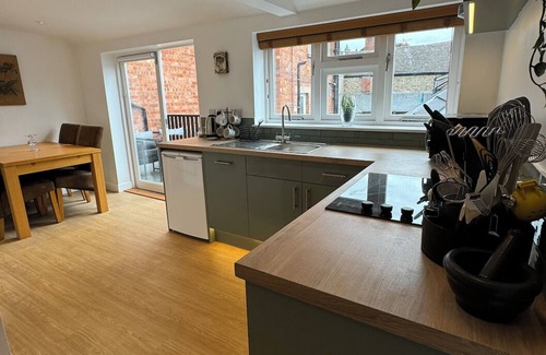 Kington Apartamento | Sophisticated and spacious town centre apartment with roof terrace for 4 guests