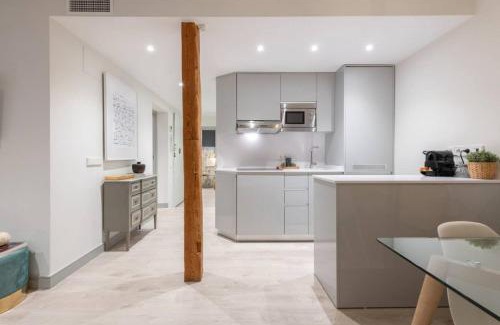 Barrio de La Latina Apartamento | Sophisticated brand new flat