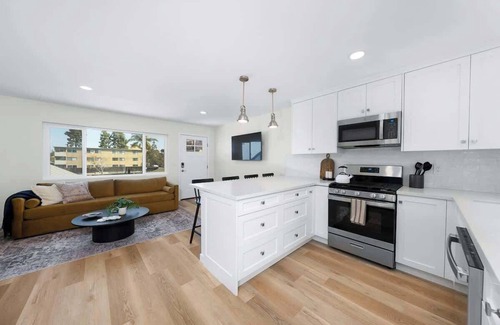 Mission Hills Apartamento | Sophisticated Comfort 2BR Condo w/ Parking