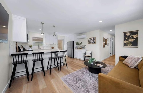 Mission Hills Apartamento | Sophisticated Comfort 2BR Condo w/ Parking