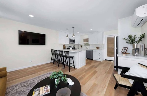 Mission Hills Apartamento | Sophisticated Comfort 2BR Condo w/ Parking
