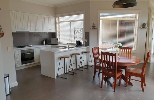 Albury Casa | Sophisticated Elegance at the Gardens- stunning, central townhouse with parking - Stunning three bedroom townhouse in the heart of Albury