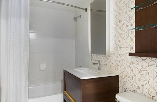 West Bloomington Casa | Sophisticated & Equipped Room for Staycation