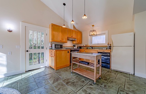 Ferndale Cabaña | Sophisticated getaway with indoor pool & walkable locale