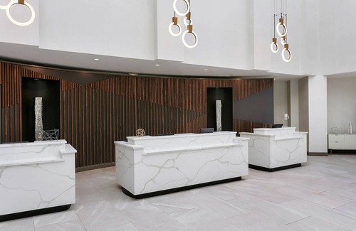 Iselin Casa | Sophisticated Hotel with Spacious Rooms & Complimentary Shuttle Service