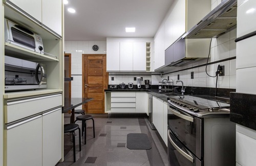 Zona Sul Apartamento | Sophisticated Ideal for Families in Botafogo Pb202b