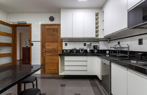 Zona Sul Apartamento | Sophisticated Ideal for Families in Botafogo Pb202b