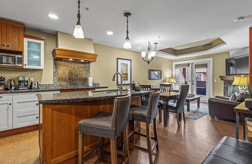 Canmore Condominio | Sophisticated Mountain Condo – Pool & Hot Tub