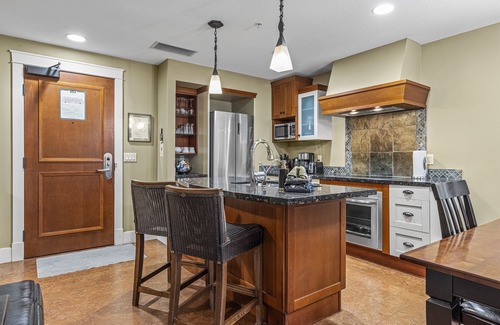 Canmore Condominio | Sophisticated Mountain Condo – Pool & Hot Tub