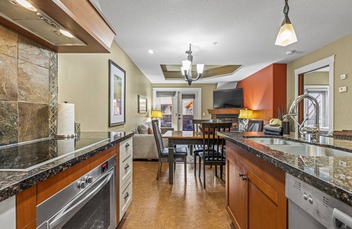 Canmore Condominio | Sophisticated Mountain Condo – Pool & Hot Tub