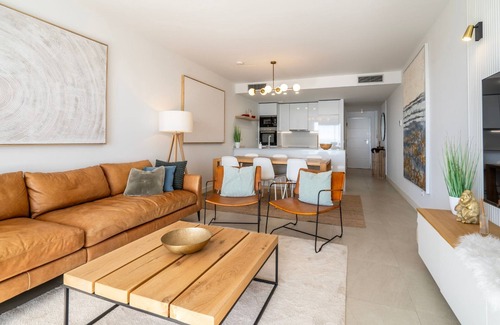 Puerto de la Duquesa Apartamento | Sophisticated Two Bed Apartment in Pure South with Sea View
