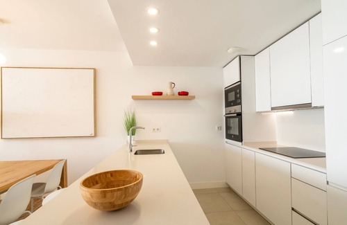 Puerto de la Duquesa Apartamento | Sophisticated Two Bed Apartment in Pure South with Sea View