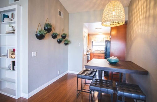 University Heights Condominio | Sophisticated Uptown Escape | High-End Remodel