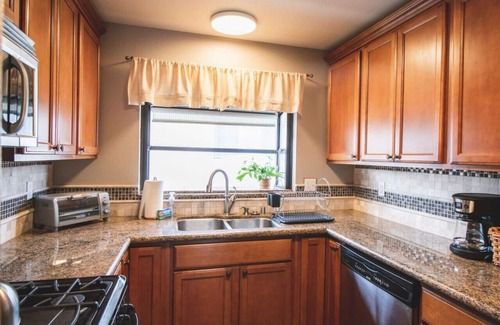 University Heights Condominio | Sophisticated Uptown Escape | High-End Remodel
