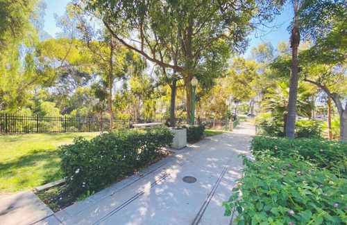 University Heights Condominio | Sophisticated Uptown Escape | High-End Remodel