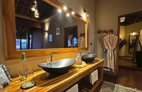 Murka Hotel | Soroi Lions Bluff Lodge