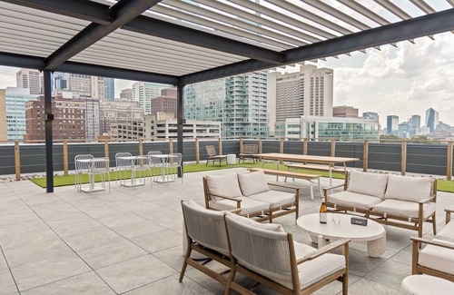 Logan Square Apartamento | Sosuite | 1BR Apt w Roof Deck, Gym, Laundry