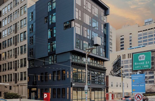 Logan Square Apartamento | Sosuite | 1BR Apt w Roof Deck, Gym, Laundry