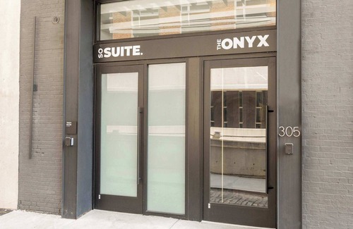 Logan Square Apartamento | Sosuite | 1BR Apt w Roof Deck, Gym, Laundry