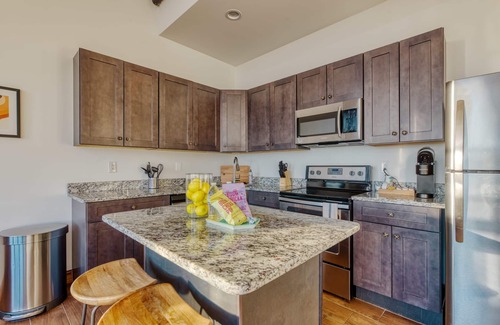 West Poplar Apartamento | Sosuite 1BR Penthouse w W D Gym On-site Bar