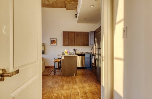 West Poplar Apartamento | Sosuite 1BR Penthouse w W D Gym On-site Bar