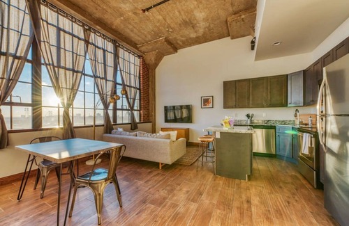 West Poplar Apartamento | Sosuite 1BR Penthouse w W D Gym On-site Bar
