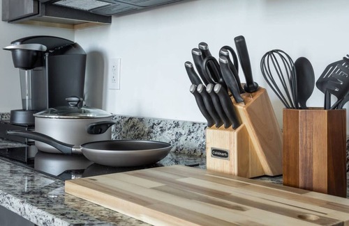 West Poplar Apartamento | Sosuite 1BR Penthouse w W D Gym On-site Bar