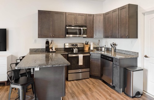 West Poplar Apartamento | Sosuite 2BR Apt w Balcony, W/d, Gym, On-site Bar