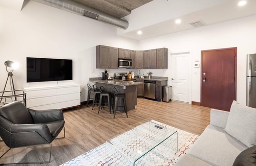 West Poplar Apartamento | Sosuite 2BR Apt w Balcony, W/d, Gym, On-site Bar