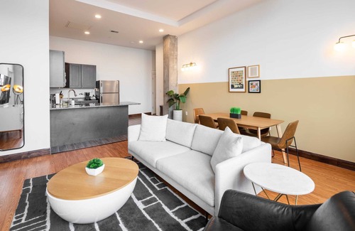 West Poplar Apartamento | Sosuite | 2BR Apt w W/D, Gym, On-Site Restaurant