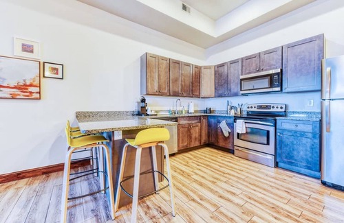 West Poplar Apartamento | Sosuite 2BR Apt w W/d, Gym, On-site Restaurant