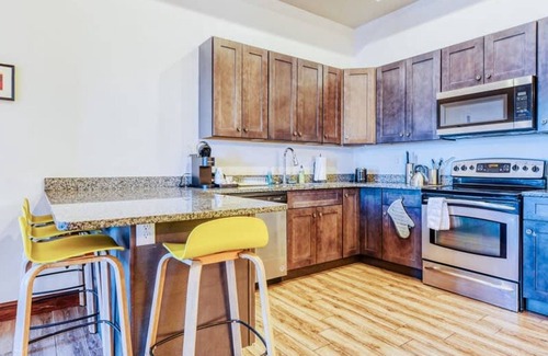 West Poplar Apartamento | Sosuite 2BR Apt w W/d, Gym, On-site Restaurant