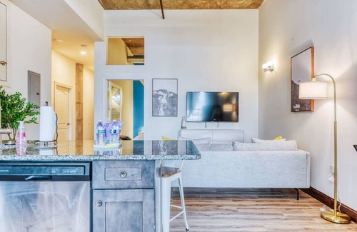 West Poplar Apartamento | Sosuite 2BR Apt w W/d, Gym, On-site Restaurant
