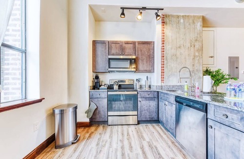 West Poplar Apartamento | Sosuite 2BR Apt w W/d, Gym, On-site Restaurant