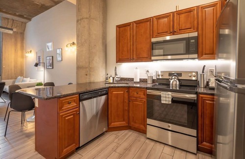 West Poplar Apartamento | Sosuite 2BR Apt w W/d, Gym, On-site Restaurant